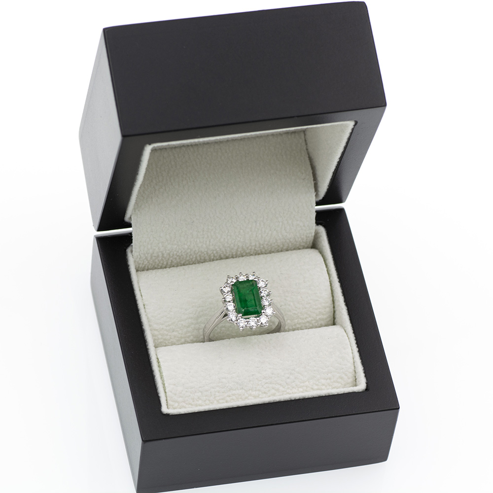 Anillo-de-oro-blanco-con-una-esmeralda-de-1-35-ct-y-0-77-ct-de-diamantes-4 Anillo de oro blanco de primera ley con una esmeralda de 1,35 ct. y 0,77 ct. de diamantes naturales.