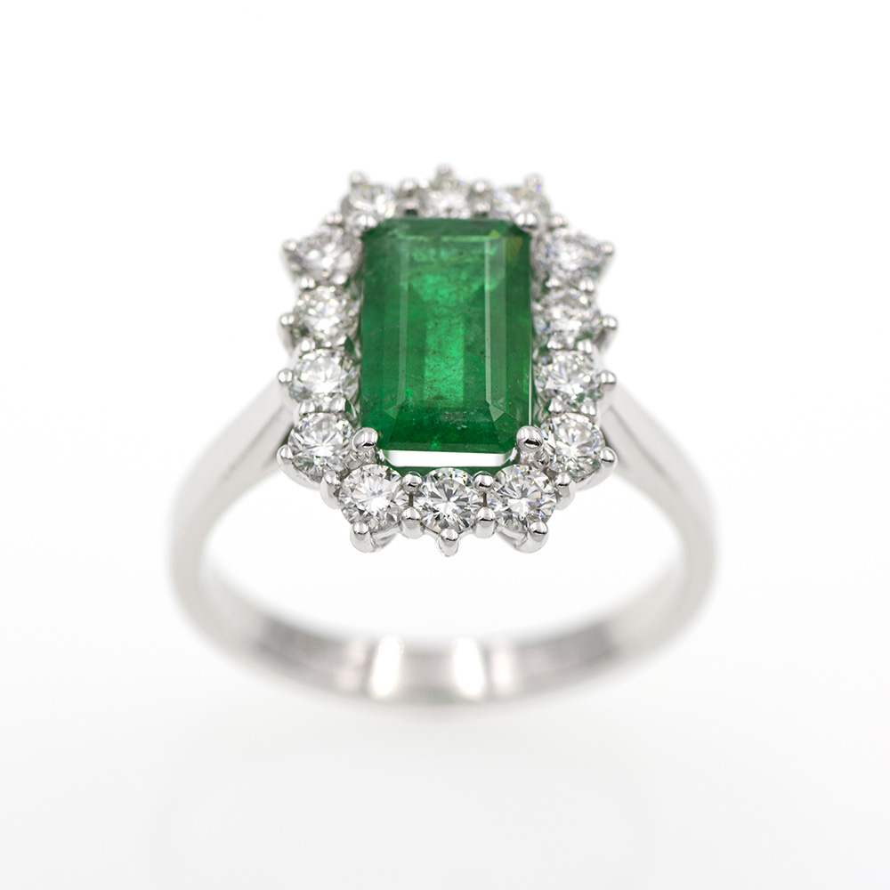 Anillo-de-oro-blanco-con-una-esmeralda-de-1-35-ct-y-0-77-ct-de-diamantes Anillo de oro blanco de primera ley con una esmeralda de 1,35 ct. y 0,77 ct. de diamantes naturales.