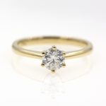 Anillo solitario de oro amarillo 750 con diamante natural de 0,60 quilates.