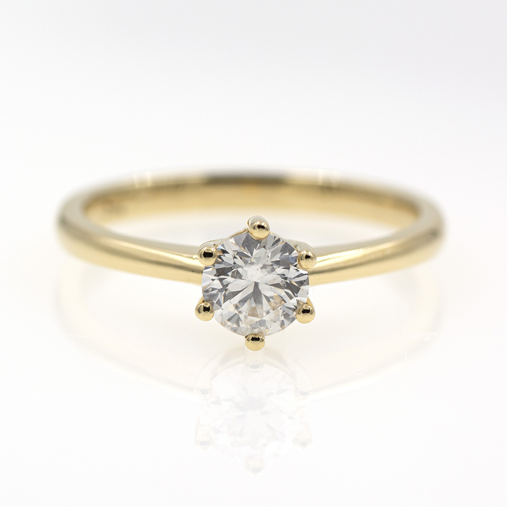 Anillo-solitario-de-oro-amarillo-con-diamante-de-0-60-ct-1 Anillo solitario de oro amarillo 750 con diamante natural de 0,60 quilates.