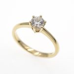 Anillo solitario de oro amarillo 750 con diamante natural de 0,60 quilates.