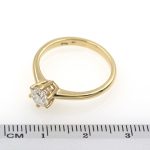 Anillo solitario de oro amarillo 750 con diamante natural de 0,60 quilates.