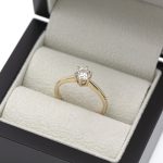 Anillo solitario de oro amarillo 750 con diamante natural de 0,60 quilates.