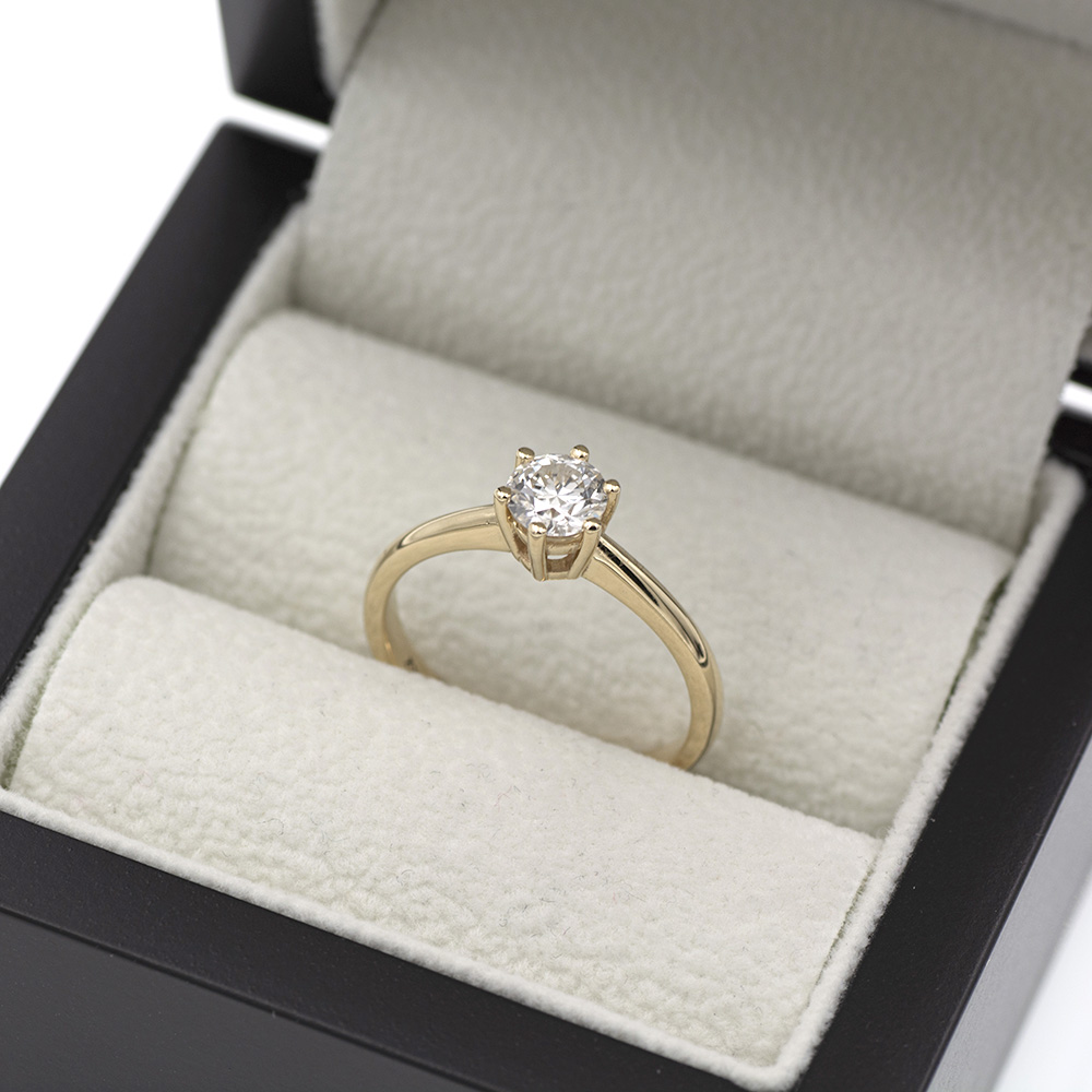 Anillo-solitario-de-oro-amarillo-con-diamante-de-0-60-ct-4 Anillo solitario de oro amarillo 750 con diamante natural de 0,60 quilates.