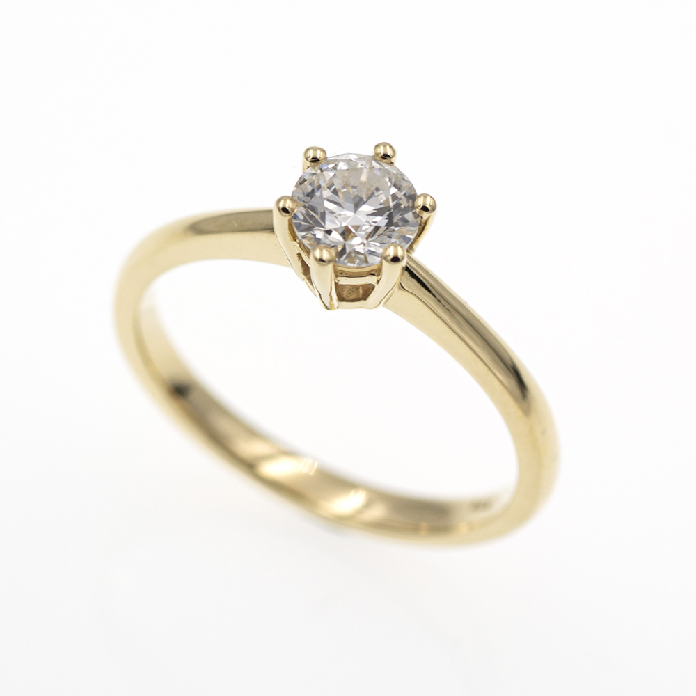 Anillo-solitario-de-oro-amarillo-con-diamante-de-0-60-ct Anillo solitario de oro amarillo 750 con diamante natural de 0,60 quilates.