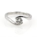 Anillo solitario de oro blanco de 18 quilates con un diamante natural de 0,45 ct.