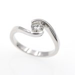 Anillo solitario de oro blanco de 18 quilates con un diamante natural de 0,45 ct.