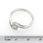 Anillo solitario de oro blanco de 18 quilates con un diamante natural de 0,45 ct.