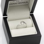 Anillo solitario de oro blanco de 18 quilates con un diamante natural de 0,45 ct.