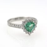 Anillo con esmeralda corazón y diamantes.