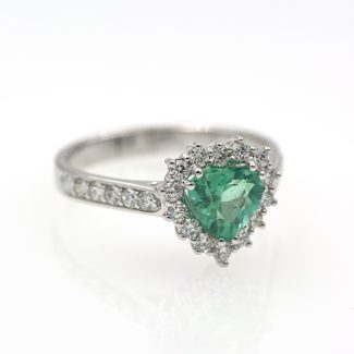 Anillo con esmeralda corazón y diamantes.