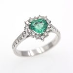 Anillo con esmeralda corazón y diamantes.