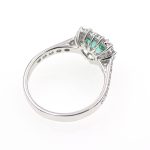 Anillo con esmeralda corazón y diamantes.