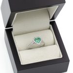 Anillo con esmeralda corazón y diamantes.