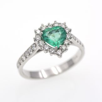 Anillo con esmeralda corazón y diamantes.