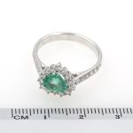 Anillo con esmeralda corazón y diamantes.