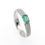 Anillo de oro blanco de esmeralda y diamantes.