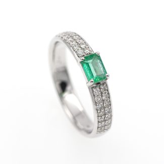 Anillo de oro blanco de esmeralda y diamantes.