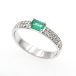 Anillo de oro blanco de esmeralda y diamantes.