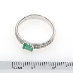 Anillo de oro blanco de esmeralda y diamantes.