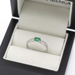 Anillo de oro blanco de esmeralda y diamantes.