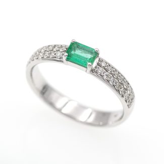 Anillo de oro blanco de esmeralda y diamantes.