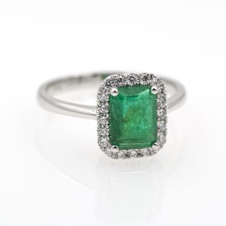 Anillo de esmeralda y diamantes.