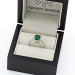 Anillo de esmeralda y diamantes.