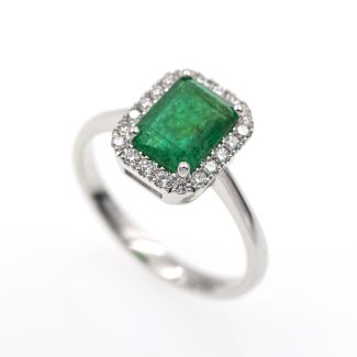 Anillo de esmeralda y diamantes.