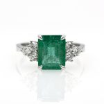 Anillo de oro blanco de primera ley con una esmeralda natural de 3,15 quilates y 0,48 quilates de diamantes naturales.