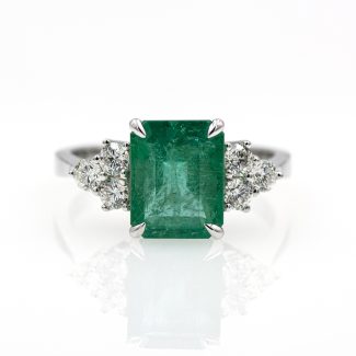 Anillo de oro blanco de primera ley con una esmeralda natural de 3,15 quilates y 0,48 quilates de diamantes naturales.