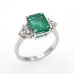 Anillo de oro blanco de primera ley con una esmeralda natural de 3,15 quilates y 0,48 quilates de diamantes naturales.