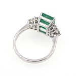 Anillo de oro blanco de primera ley con una esmeralda natural de 3,15 quilates y 0,48 quilates de diamantes naturales.