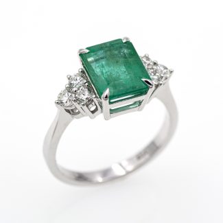 Anillo de oro blanco de primera ley con una esmeralda natural de 3,15 quilates y 0,48 quilates de diamantes naturales.