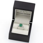 Anillo de oro blanco con esmeralda y diamantes.