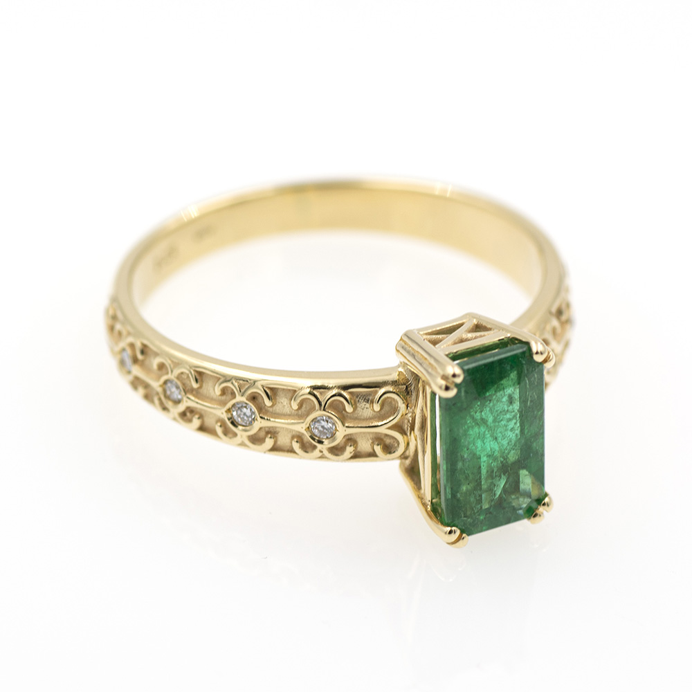 Anillo de de oro amarillo con esmeralda natural y diamantes. Anillo de esmeralda.