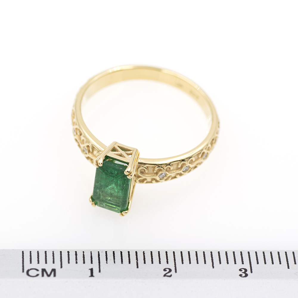 Anillo de de oro amarillo con esmeralda natural y diamantes. Anillo de esmeralda.