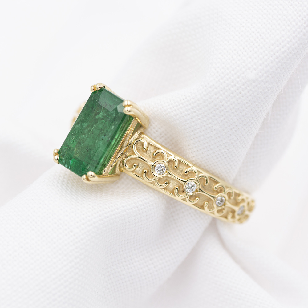 Anillo de de oro amarillo con esmeralda natural y diamantes. Anillo de esmeralda.