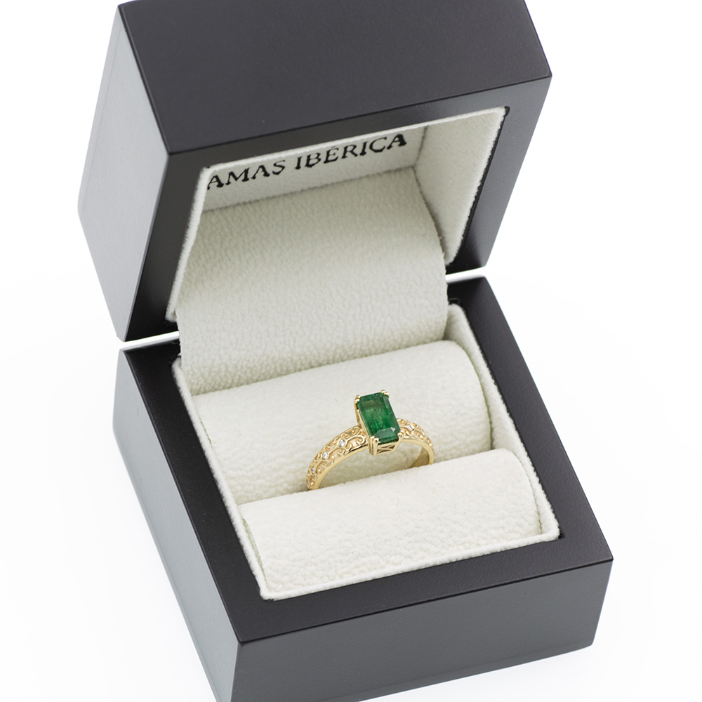 Anillo de de oro amarillo con esmeralda natural y diamantes. Anillo de esmeralda.