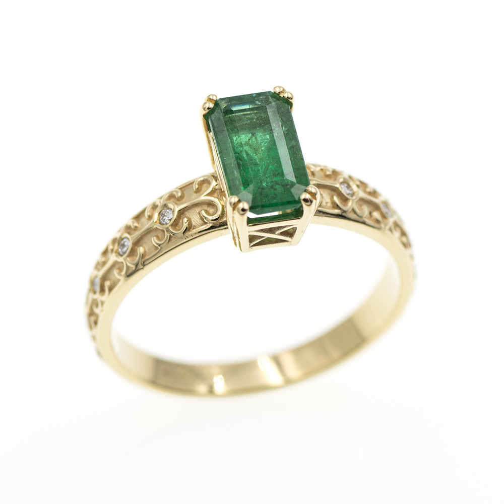 Anillo de de oro amarillo con esmeralda natural y diamantes. Anillo de esmeralda.
