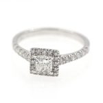 Anillo de pedida con diamantes.