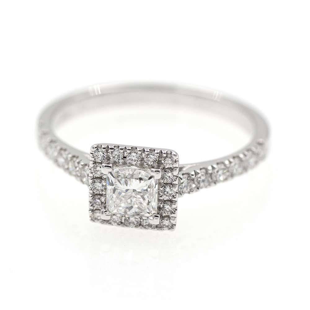 Anillo de oro blanco de 18 quilates con 0,85 ct. de diamantes naturales. Diamante con certificado GIA. Anillo de pedida con diamantes.