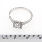 Anillo de pedida con diamantes.