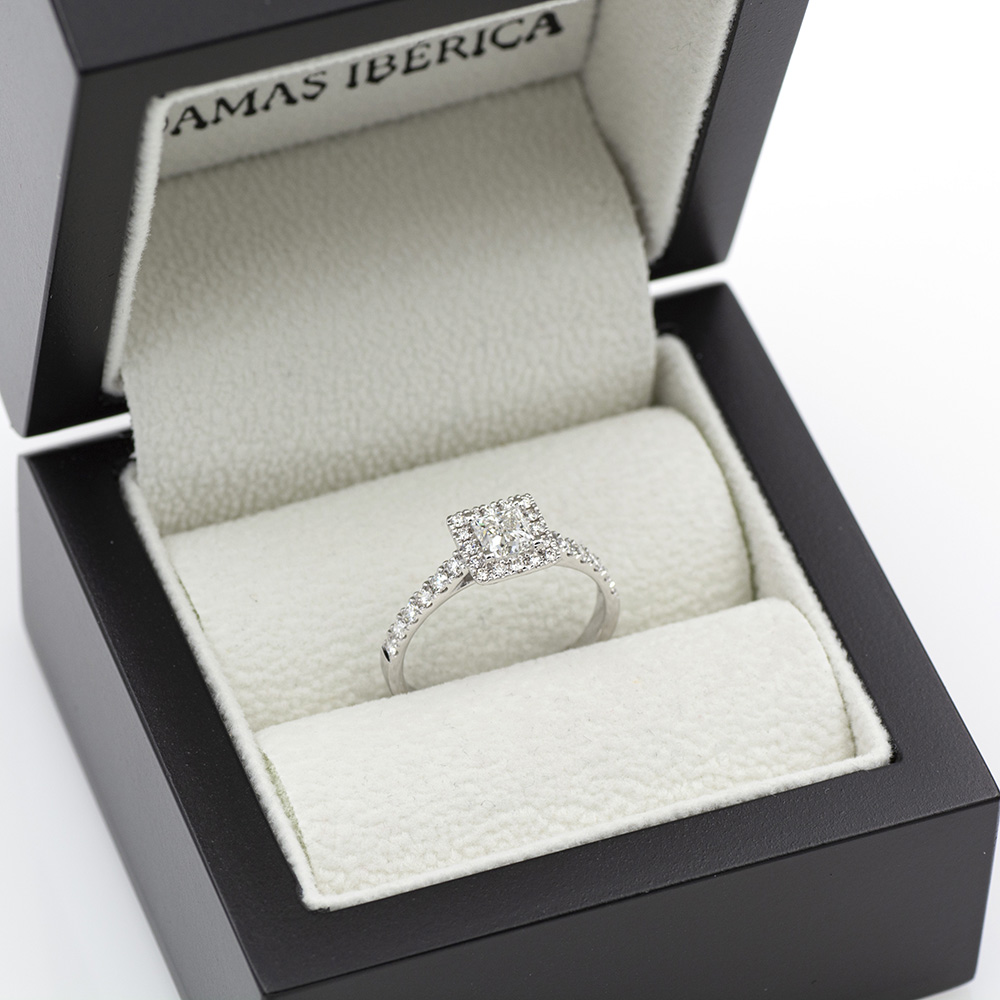 Anillo de oro blanco de 18 quilates con 0,85 ct. de diamantes naturales. Diamante con certificado GIA. Anillo de pedida con diamantes.