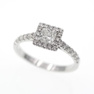 Anillo de pedida de diamantes naturales.