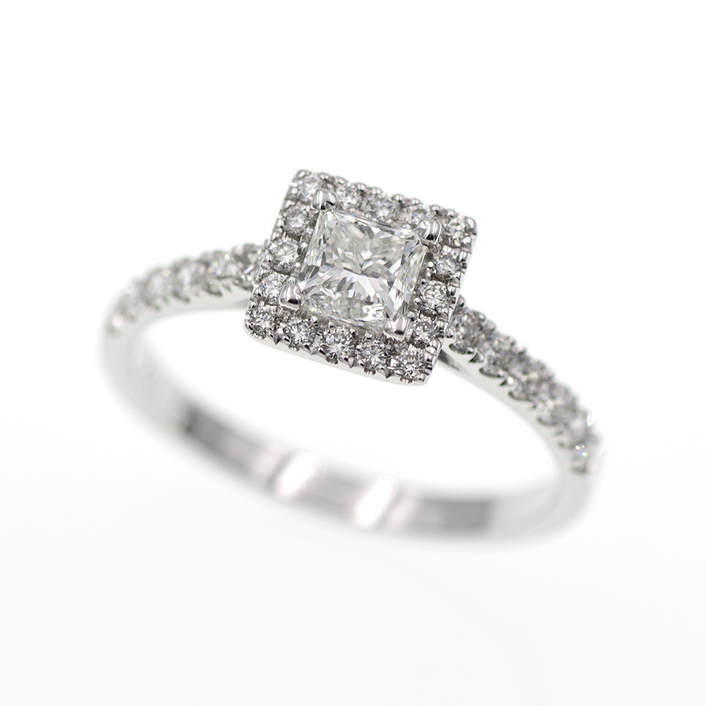 Anillo de oro blanco de 18 quilates con 0,85 ct. de diamantes naturales. Diamante con certificado GIA. Anillo de pedida de diamantes naturales.