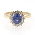 Anillo de zafiro azul natural.