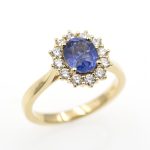 Anillo de zafiro azul natural.