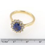 Anillo con zafiro azul natural.