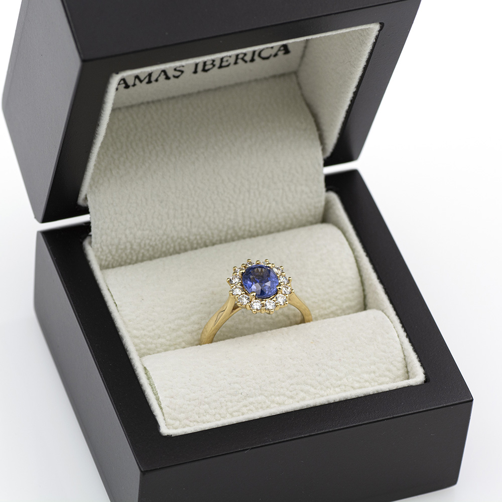 Anillo de oro amarillo de 18 quilates con zafiro azul de 1,73 ct. y 0,45 ct. de diamantes. Zafiro certificado. Anillo con zafiro azul natural.